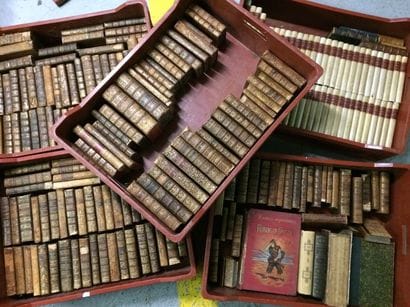 Cinq mannettes de livres reliés et brochés...