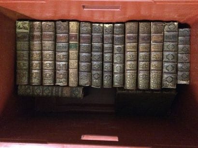 Une caisse de livres reliés et brochés des...