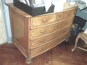Commode Régence en bois blond, à quatre tiroirs...