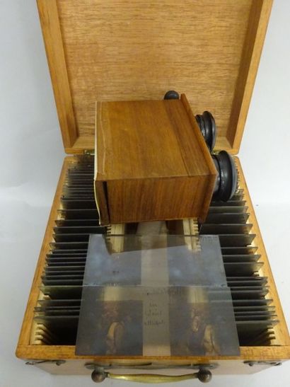 Stéréoscope en noyer dans son coffret en...