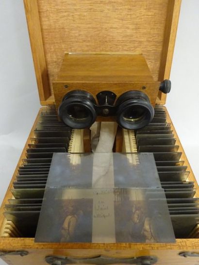 Stéréoscope en noyer dans son coffret en...