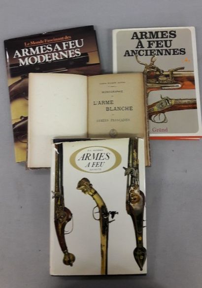 Lot de quatre livres sur les armes :

- Capitaine...
