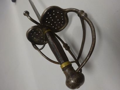 Epée de type wallonne.

Monture en fer à...