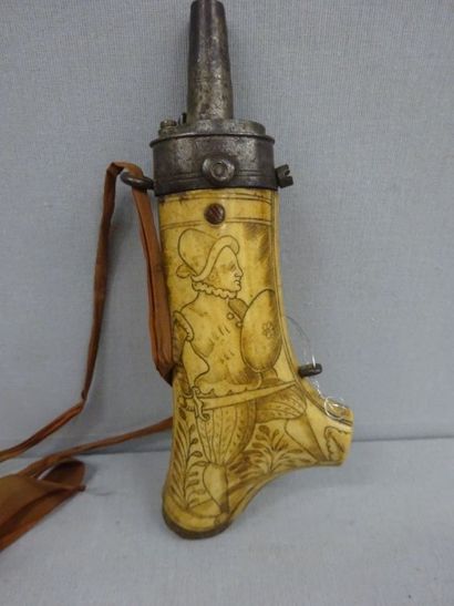 Poire à poudre en os.

Gravée d'un homme...