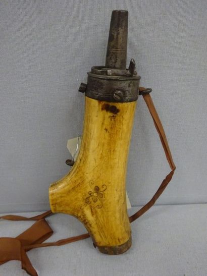 Poire à poudre en os.

Gravée d'un homme...
