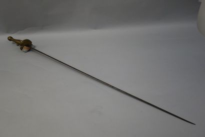 Épée d'officier.
Monture en laiton moulé,...