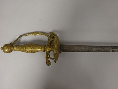 Épée d'officier.
Monture en laiton moulé,...