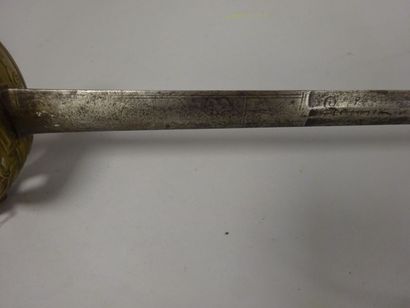 Épée d'officier.
Monture en laiton moulé,...