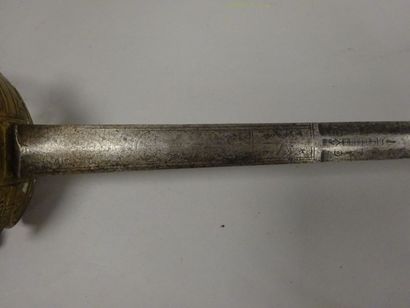 Épée d'officier.
Monture en laiton moulé,...
