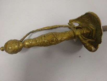 Épée d'officier.
Monture en laiton moulé,...