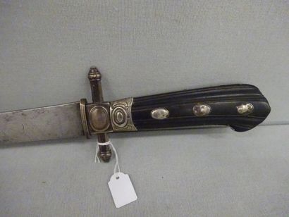 Dague de chasse.
Fusée en ébène mouluré rainuré...