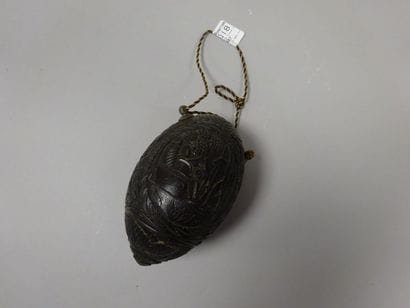 Poire à poudre.

Formée d'une noix de coco...