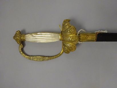 Epée d'uniforme.

Garde à une branche.

Clavier...