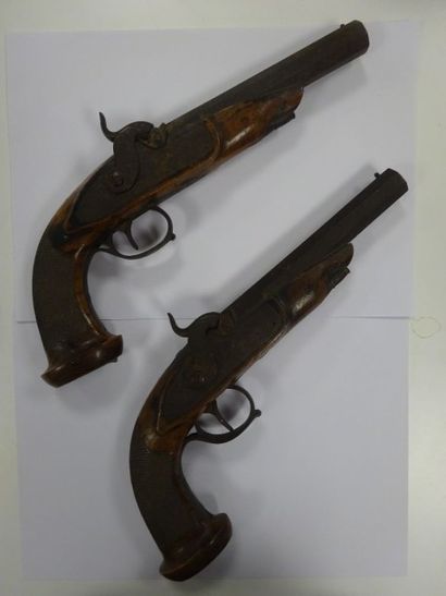 Paire de pistolets à silex, modifiés à percussion.

Canons...