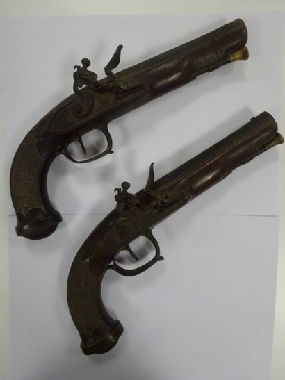 Paire de pistolets d'officier à silex.

Canons...