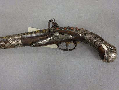 Pistolet oriental à silex.

Canon à décor...