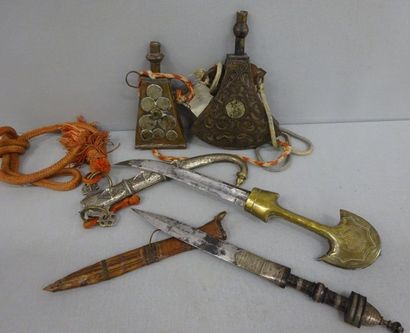 Deux poignards :

- un marocain de type Goumiah.

Poignée...