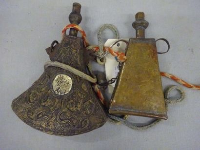 Deux poignards :

- un marocain de type Goumiah.

Poignée...