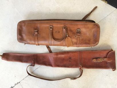 Deux étuis à fusil de chasse en cuir naturel.
Chiffrés...