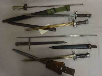 Lot de cinq baïonnettes :

- une de Lebel...