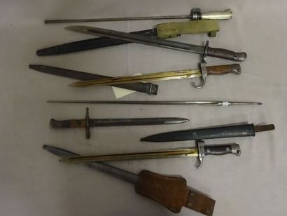 Lot de cinq baïonnettes :

- une de Lebel...