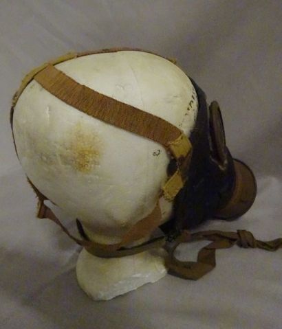 - Etui de masque à gaz allemand. Couleur...