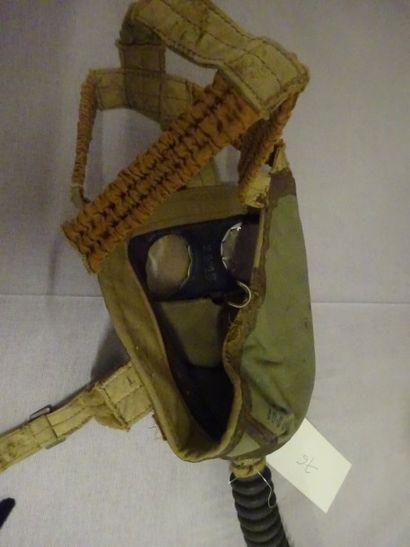 - Etui de masque à gaz allemand. Couleur...
