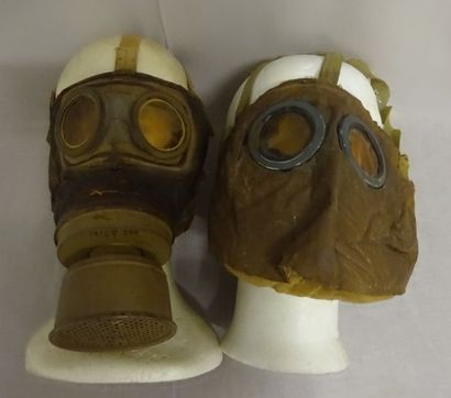 Deux masques à gaz français.

- un de modèle...