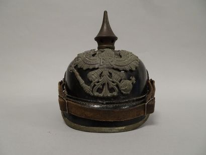 Prusse


Casque à pointe troupe, modèle 1915.

Bombe...