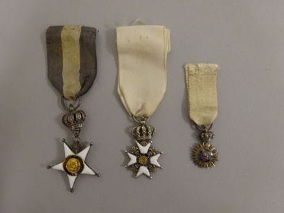 Lot de trois Croix avec rubans :

- Lys des...