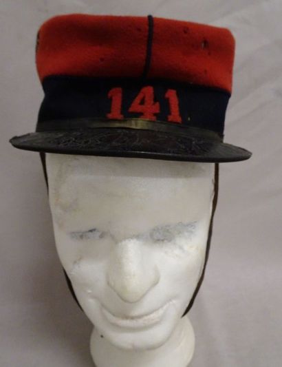 Képi d'Infanterie modèle 1884.

Portant le...