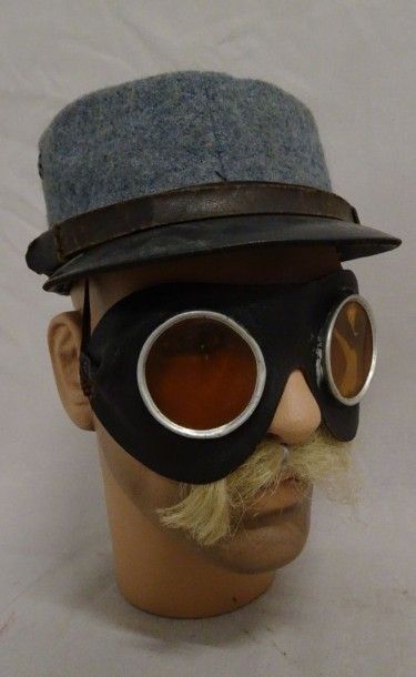 Képi modèle 1915 bleu horizon.

Bien daté...