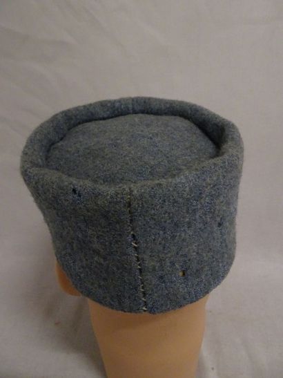 Képi modèle 1915 bleu horizon.

Bien daté...
