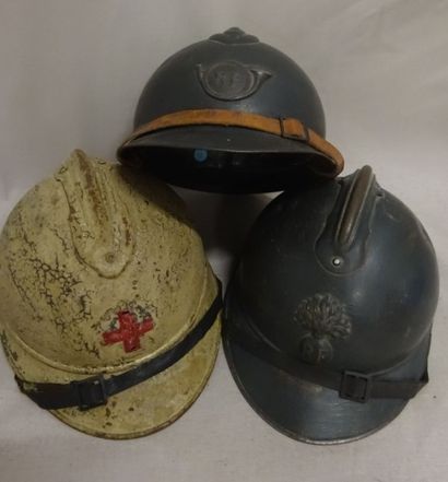 Lot de trois casques Adrian modèle 1915 :

-...