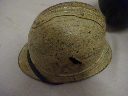 Lot de trois casques Adrian modèle 1915 :

-...