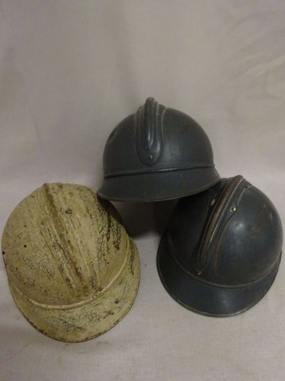 Lot de trois casques Adrian modèle 1915 :

-...