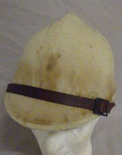 Casque Adrian modèle 1915.

Portant l'attribut...