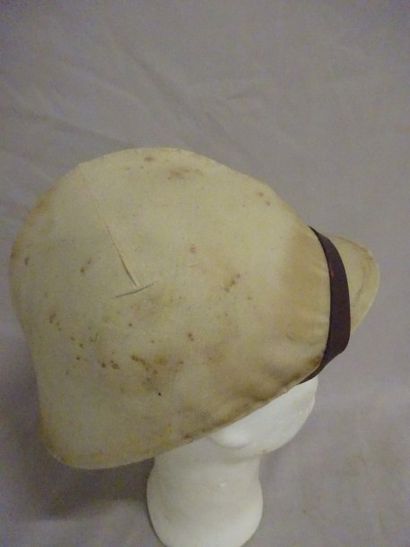 Casque Adrian modèle 1915.

Portant l'attribut...