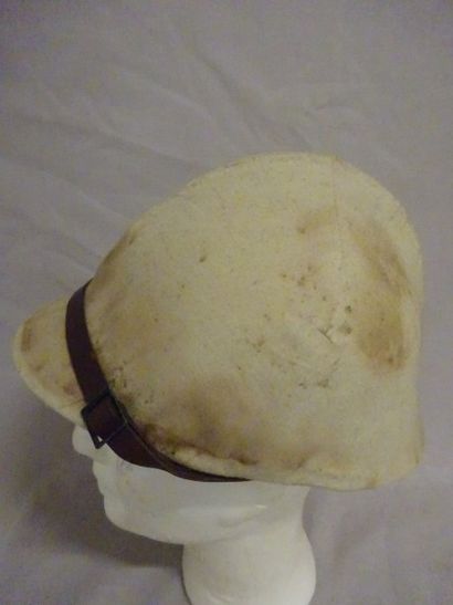 Casque Adrian modèle 1915.

Portant l'attribut...