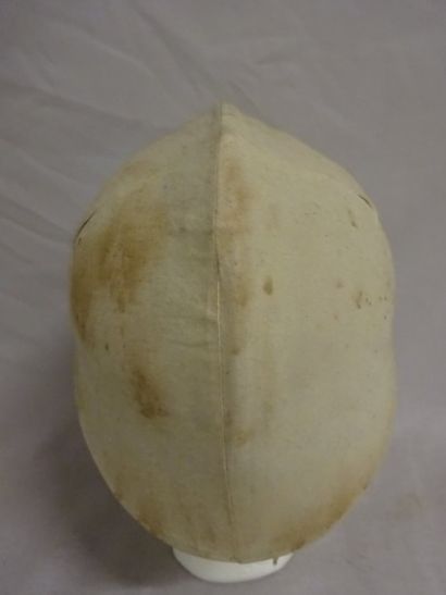Casque Adrian modèle 1915.

Portant l'attribut...