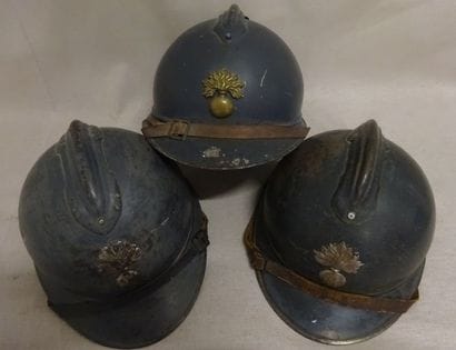 Lot de trois casques Adrian modèle 1915 :

-...