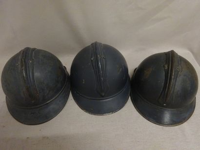 Lot de trois casques Adrian modèle 1915 :

-...