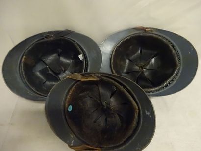 Lot de trois casques Adrian modèle 1915 :

-...