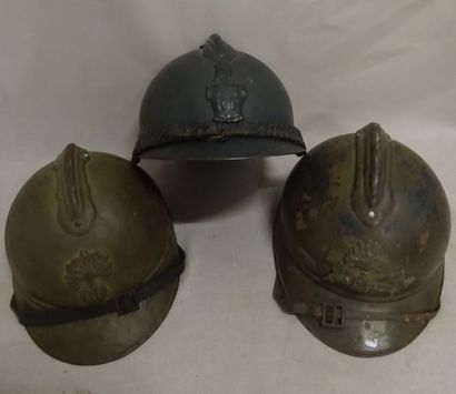 Lot de trois casques Adrian modèle 1915 :

-...