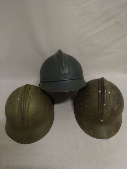 Lot de trois casques Adrian modèle 1915 :

-...