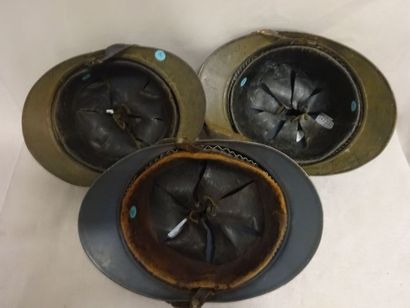 Lot de trois casques Adrian modèle 1915 :

-...