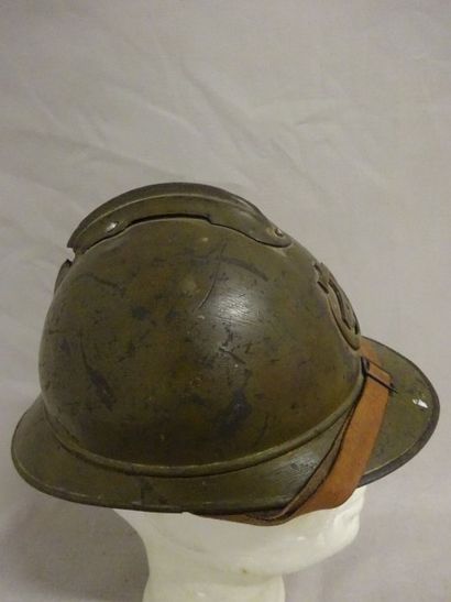 Rare casque Adrian modèle 1915, portant l'attribut...