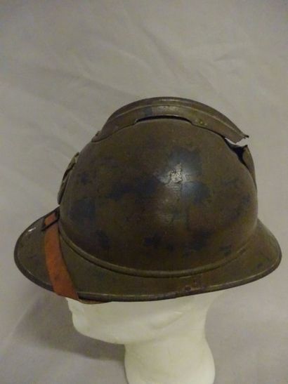 Rare casque Adrian modèle 1915, portant l'attribut...