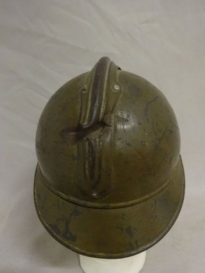 Rare casque Adrian modèle 1915, portant l'attribut...