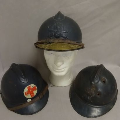 Lot de trois casques Adrian modèle 1915 :

-...